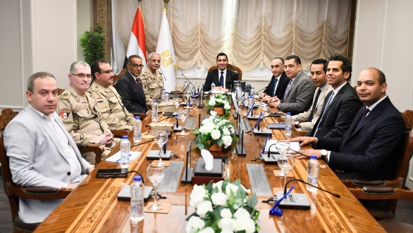 وزير الرياضة يناقش تطورات مشروع الجينوم