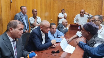 محافظ الأقصر يلتقي أهالى إسنا للاستماع الى مطالبهم 