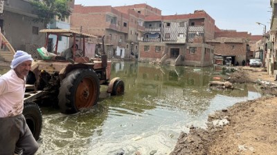 محافظ الفيوم يتابع كسح مياه الصرف بقرية السنباط لليوم الثاني