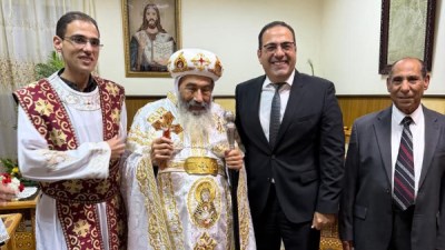 خلال تقديم التهنئة 