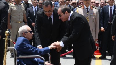 الرئيس عبد الفتاح السيسي مع الراحل اللواء مدبولي 