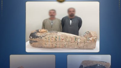 كان هيبيع التاريخ.. القبض على شخصين بحوزتهم  قطع أثرية وتابوت بقصد الإتجار بسوهاج 