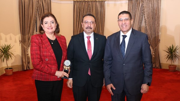 تكريم أكاديمي رفيع للدكتورة هالة المنوفي 