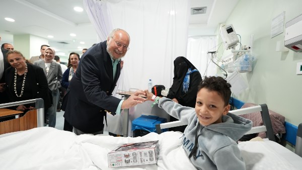 الملك أحمد فؤاد الثاني في مستشفى الناس 