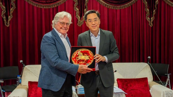 رئيس مهرجان القاهرة السينمائي الدولي يبحث شراكة إعلامية موسعة مع مجموعة الصين للإعلام