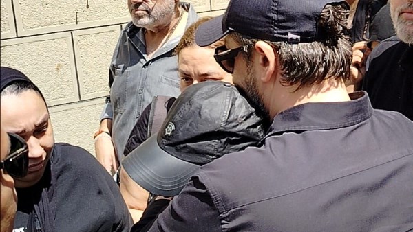 كريم عبدالعزيز من جنازة والد منة شلبي 