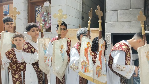نور وبراءة على أعتاب القيامة.. الشمامسة الأطفال يخطفون القلوب بكنيسة الأنبا بيشوي ببورسعيد"