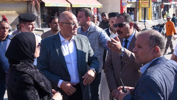 جانب من جولة المحافظ 