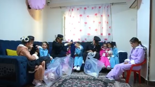 وزارة الداخلية تفتح المواقع الشرطية للأطفال وتوزع الهدايا عليهم بدور الرعاية