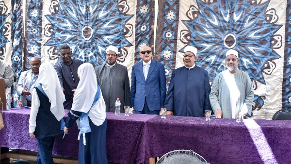 محافظ الأقصر يكرم حفظه القران الكريم 