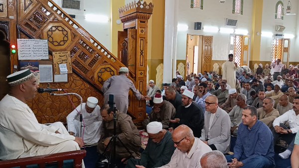 محافظ الأقصر يؤدي صلاه الجمعه في مسجد السيد يوسف 