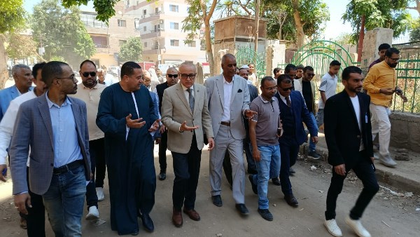محافظ الأقصر يتفقد شوارع مدينة أرمنت 