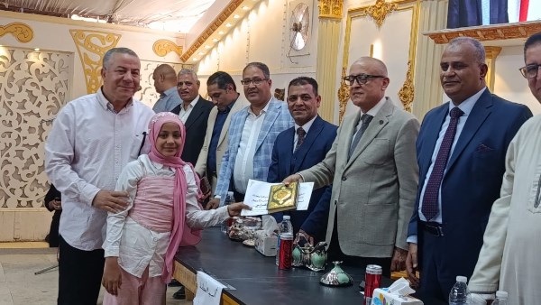 محافظ الأقصر يكرم حفظه القران الكريم بارمنت 