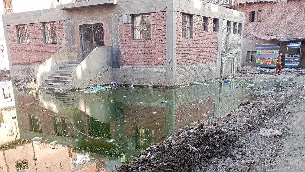 طفح الصرف الصحي يهدد أهالي السنباط بالفيوم