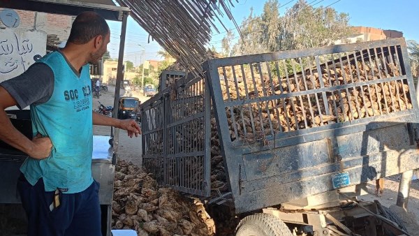 انقلاب مقطورة بنجر في إطسا دون إصابات