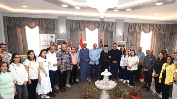 محافظ السويس يهنئ العاملين من الإخوة الأقباط بعيد القيامة المجيد وشم النسيم