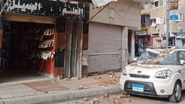 انهيار جزئي بعقار آيل للسقوط في دمنهور