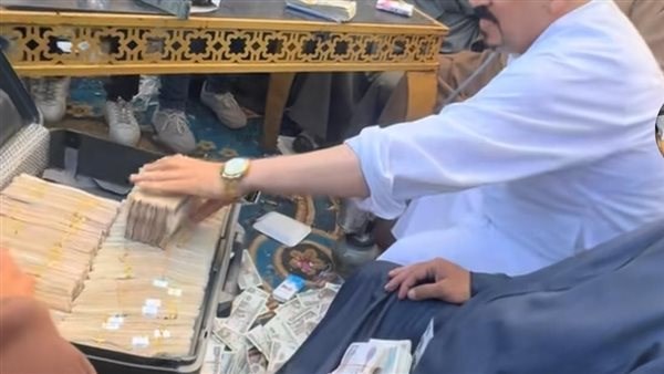  إلقاء رزم أموال في فرح الغربية