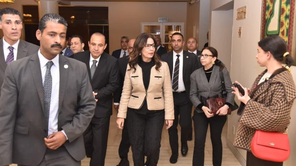 وزيرة الثقافة تفتتح معرض "كنوز