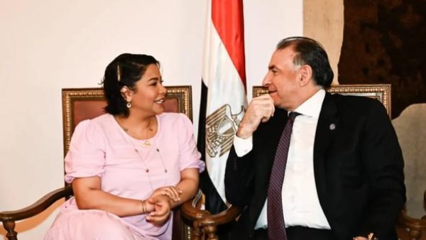 الإعلامي محمد فودة على توجيه التهنئة للنجمة شيرين عبد الوهاب