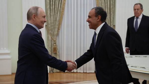 وزير الخارجية يسلم رسالة خطية من رئيس الجمهورية إلى الرئيس الروسي