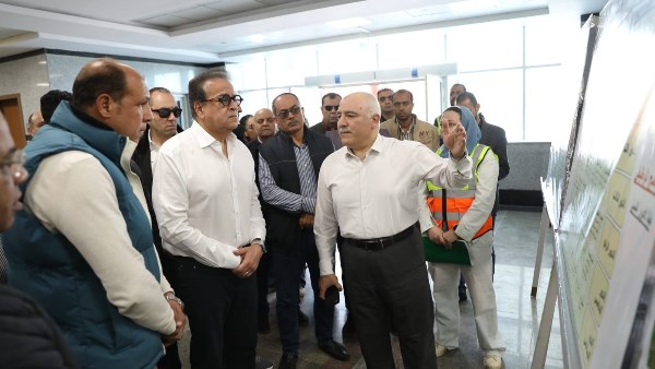 وزير الصحة يتفقد مجمع المعامل المركزية بـ«بدر» ومستشفى العبور  