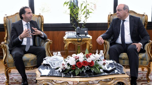 وزير الطيران يبحث مع «مايكروسوفت» تعزيز التحول الرقمي وتطوير منظومة الطيران المدني