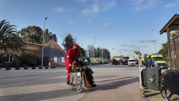 الهلال الأحمر المصري يطلق قافلة «زاد العزة» الـ 171 ويستقبل الدفعة 31 من المصابين