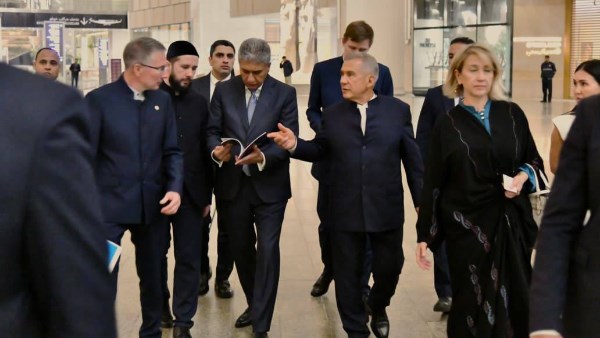 رئيس جمهورية تتارستان يزور المتحف المصري الكبير ويشيد بتجربة العرض المتحفي