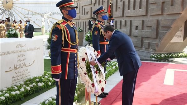 الرئيس السيسي يضع إكليلًا من الزهور على قبر السادات - صورة ارشيفية