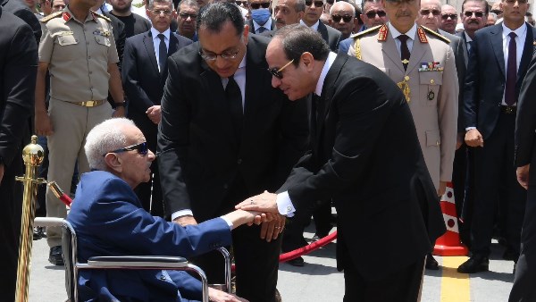 الرئيس عبد الفتاح السيسي مع الراحل اللواء مدبولي 