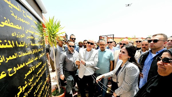 وزيرة الإسكان ومحافظ الأقصر يفتتحان مشروعات صرف صحي بأرمنت