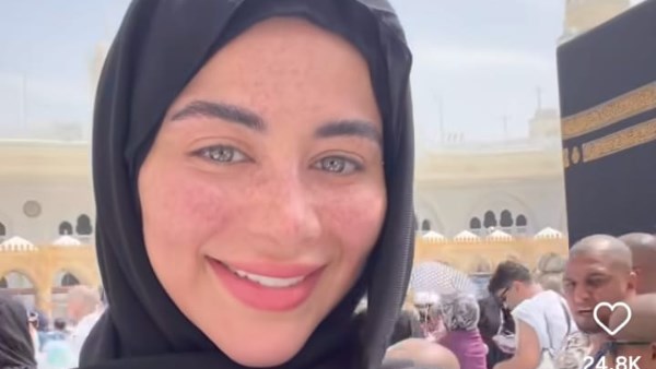 يارا السكري تؤدي مناسك العمرة