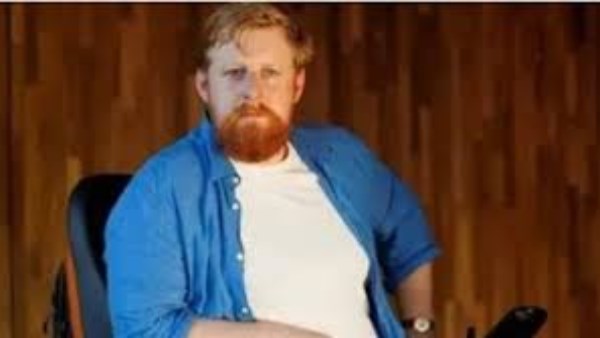 الفنان الأيرلندي مايكل باتريك