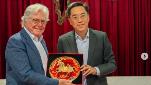 حسين فهمي مع فان يون نائب رئيس تحرير مجموعة الصين للإعلام، ورئيس تحرير شبكة تليفزيون الصين