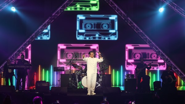 حفل إيهاب توفيق بالإمارات