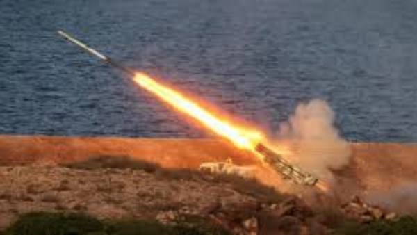 سفينة مرتبطة بإسرائيل توقفت في مضيق هرمز بعد تعرضها لهجوم بطائرة مسيرة 