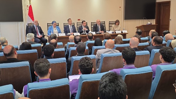 وزير الاتصالات: نعمل على صياغة نموذج وطني متوازن لحماية الأطفال رقميًا دون اللجوء للمنع الكامل