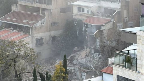 انتشال 4 جثث بعد استهداف صاروخ إيراني لمبنى سكني في حيفا