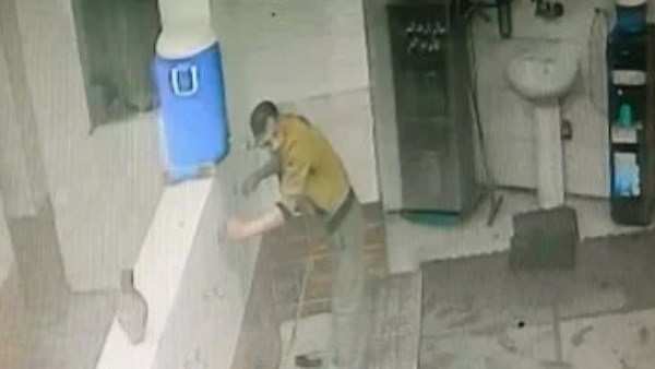 الأمن يفحص فيديو سرقة لص لحنفيات الوضوء داخل مسجد بالمحلة