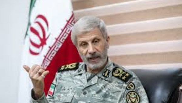 قائد الجيش الإيراني:  أيدينا على الزناد ومستعدون لمواجهة أي تهديدات أو اعتداءات 