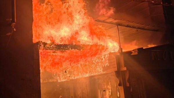 جهات التحقيق تعاين موقع حريق محال تجارية بوسط البلد في القاهرة 