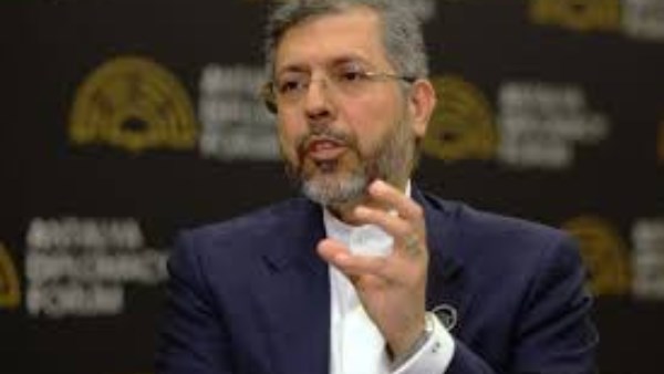  نائب وزير الخارجية : إيران ترفض تسليم اليورانيوم المخصب لأمريكا وتؤكد عدم جاهزيتها لمحادثات جديدة 