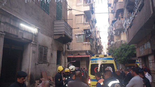 مصرع 3 وإصابة 3 في انهيار سقف عقار بمحرم بك في الإسكندرية 