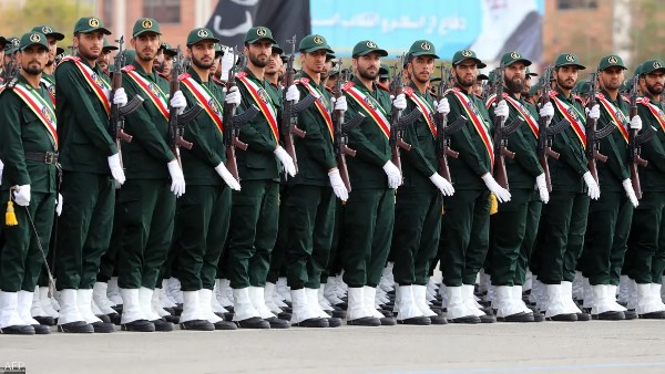 الحرس الثوري : القوات المسلحة تتوعد برد سريع بعد احتجاز سفينة شحن إيرانية في بحر عُمان