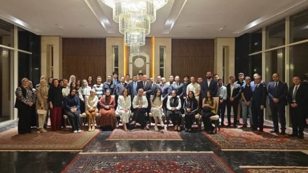 سفير مصر بالكويت يلتقي شباب الجالية ويؤكد دعم الدولة لتمكين الشباب بالخارج 