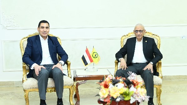 المحافظ والوزير 