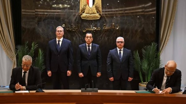 جانب من  توقيع عقد مشروع شركة “بولي سيرف” المصرية للكيماويات