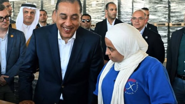 خلال تفقده مصنع شركة "بوريكس للزجاج المحدودة" (BOREX GLASS CO.)