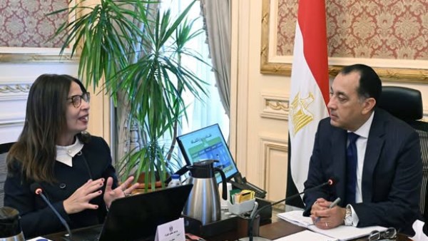  الدكتور مصطفى مدبولي مع الدكتورة جيهان زكي 